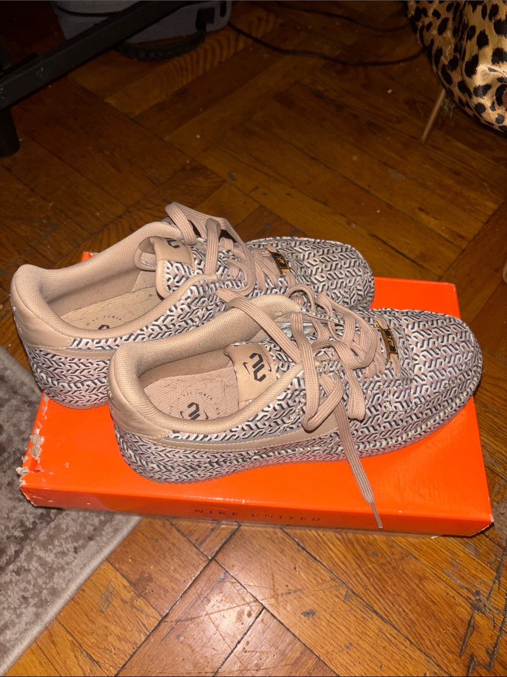 Nike Women's Beige Patterned Sneakers
